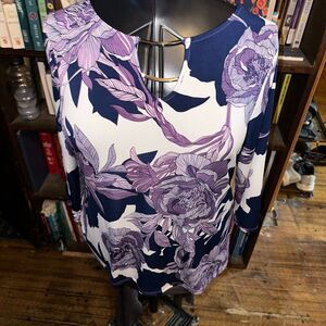 Chicos 1/8-10 purple floral knit split neck blouse